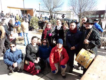 Algunos jóvenes posan con los integrantes del grupo charro después de bailar juntos.